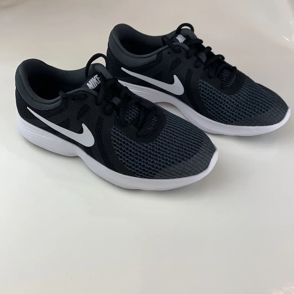 NWT! Nike  Revolution 4 (WIDE) GS 6 Youth - Picture 2 of 11